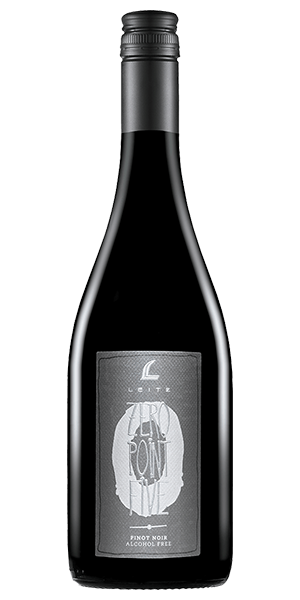 In der Nase intensive rote Beerenaromen mit saftigen Kirschen. Ein harmonischer alkoholfreier Rotwein, der am Gaumen reife Beeren, schwarze Kirsche und Johannisbeeren elegant vereint.