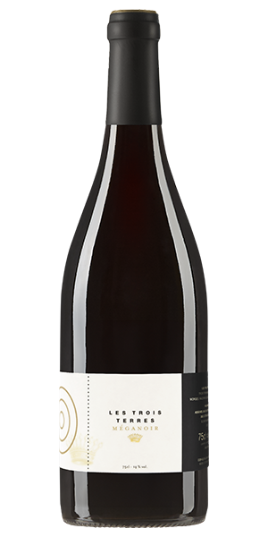 Les Trois Terres Méganoir AOC Wallis Schweiz Cornalin, Humagne Rouge Aromen von Brombeere, Sauerkirsche und Veilchen leiten zu einem genussvollen Gaumen über, ausbalanciert durch rustikale Tannine. Frisches und ausgewogenes Finale. Wein kaufen