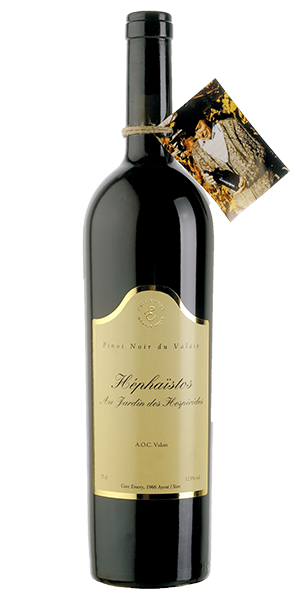 Cave Emery Héphaïstos Pinot Noir AOC Wallis Schweiz Pinot Noir Das Bouquet erinnert an gekochte Früchte wie Erdbeere, mit fruchtigen und würzigen Noten wie getrocknete Aprikosen und Zimt. Am Gaumen reife rote Früchte mit grosser Fülle. Wein kaufen