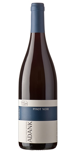 Weingut Hansruedi Adank Pinot Noir AOC Graubünden Schweiz Pinot Noir Noten von Weichseln und roten Beeren, unterlegt mit eleganter Würze. Satter, aber sehr frischer Gaumen, geradlinige Struktur, beinahe kreidiges Tannin, animierend bis ins lange Finale. Wein kaufen